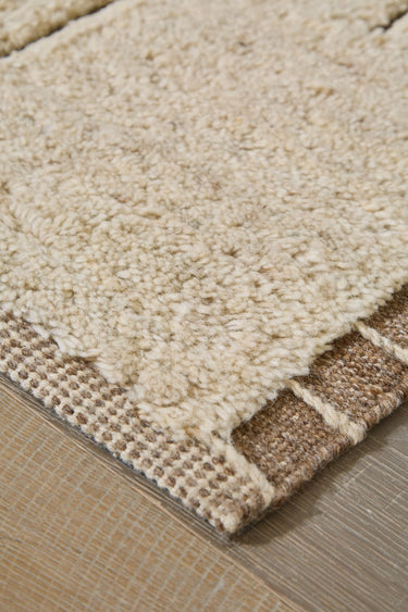 Clayman - 5' x 7' Rug - Beige / Brown