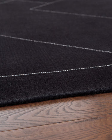 Marav - 5' x 7' Rug - Black / White