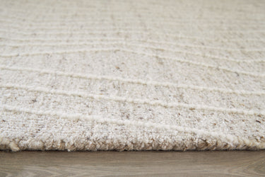 Varahill - 5' x 7' Rug - Gray / Ivory