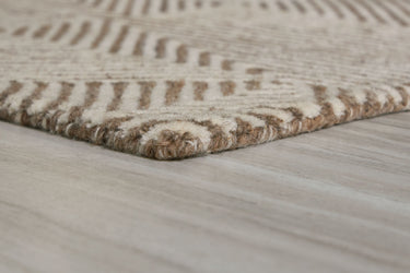 Jadott - 5' x 7' Rug - Beige / Brown