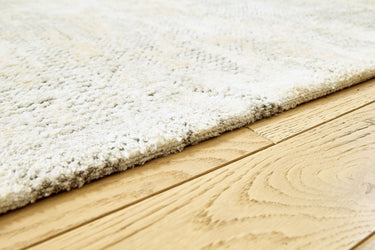Raif - 5' x 7' Rug - Gray / White / Cream