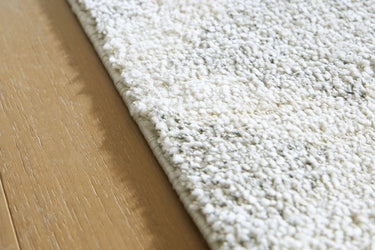 Unawick - 5' x 7' Rug - Gray / Ivory